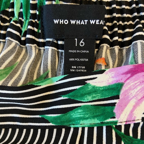 Like New Stripe Floral Ruffle Shorts - Picture 4 of 5